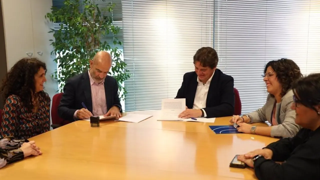 Javier Ayala, alcalde de Fuenlabrada, firmando el convenio de ayudas a colectivos vulnerables.