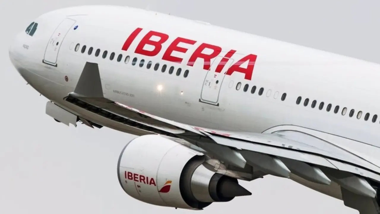 avi&oacute;n de Iberia despegando