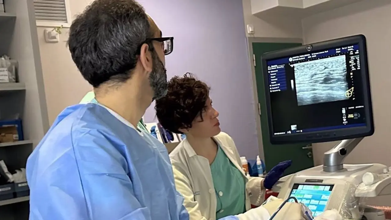 M&eacute;dicos realizando la termoablaci&oacute;n.