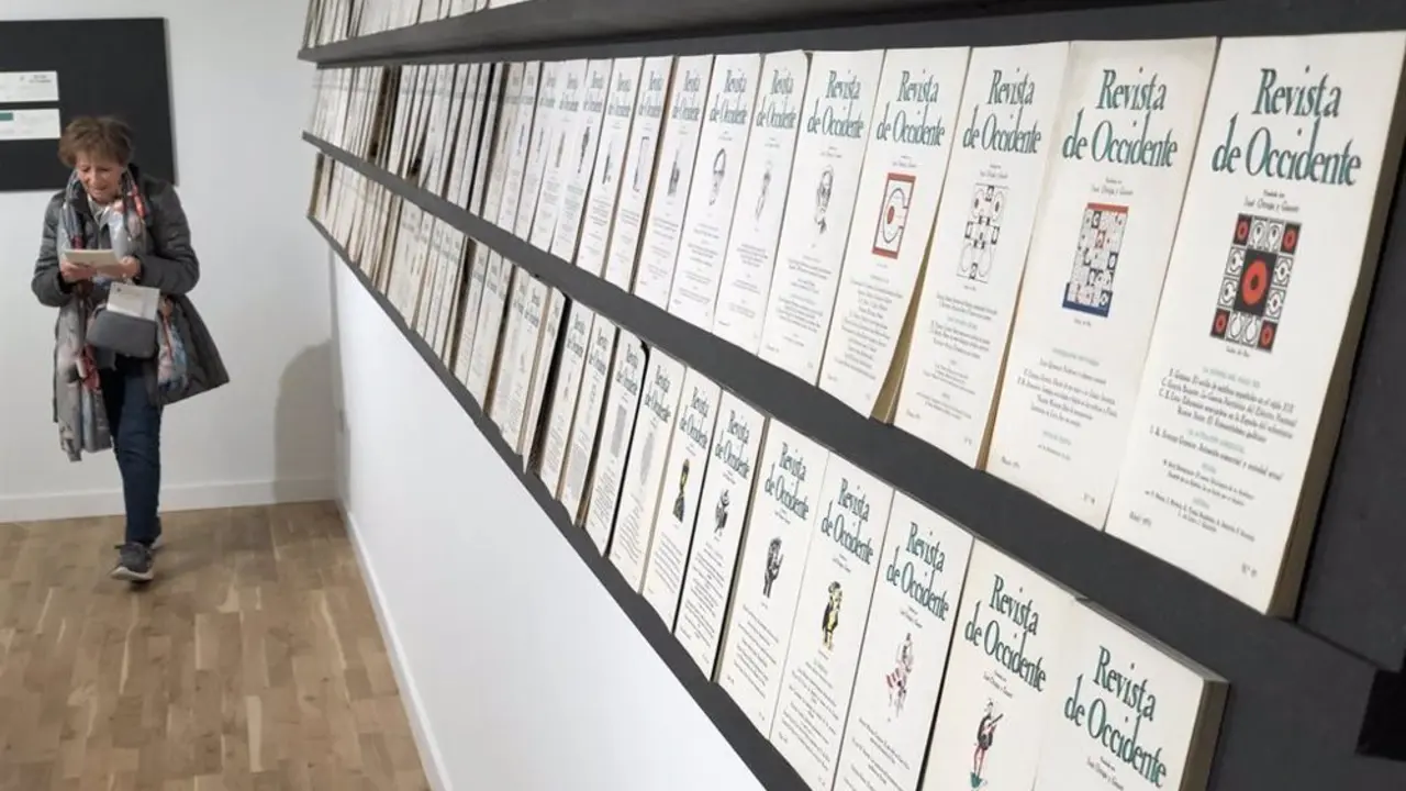 Ediciones de la Revista de Occidente expuestas en una pared.