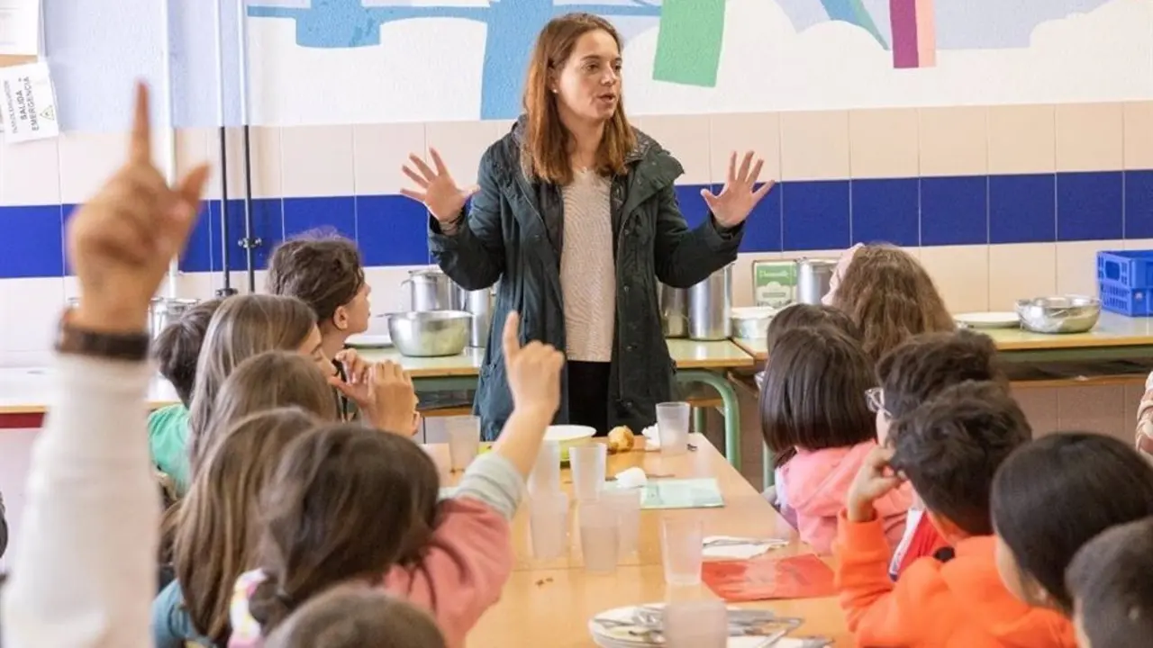 Alumnos y profesora en un comedor escolar