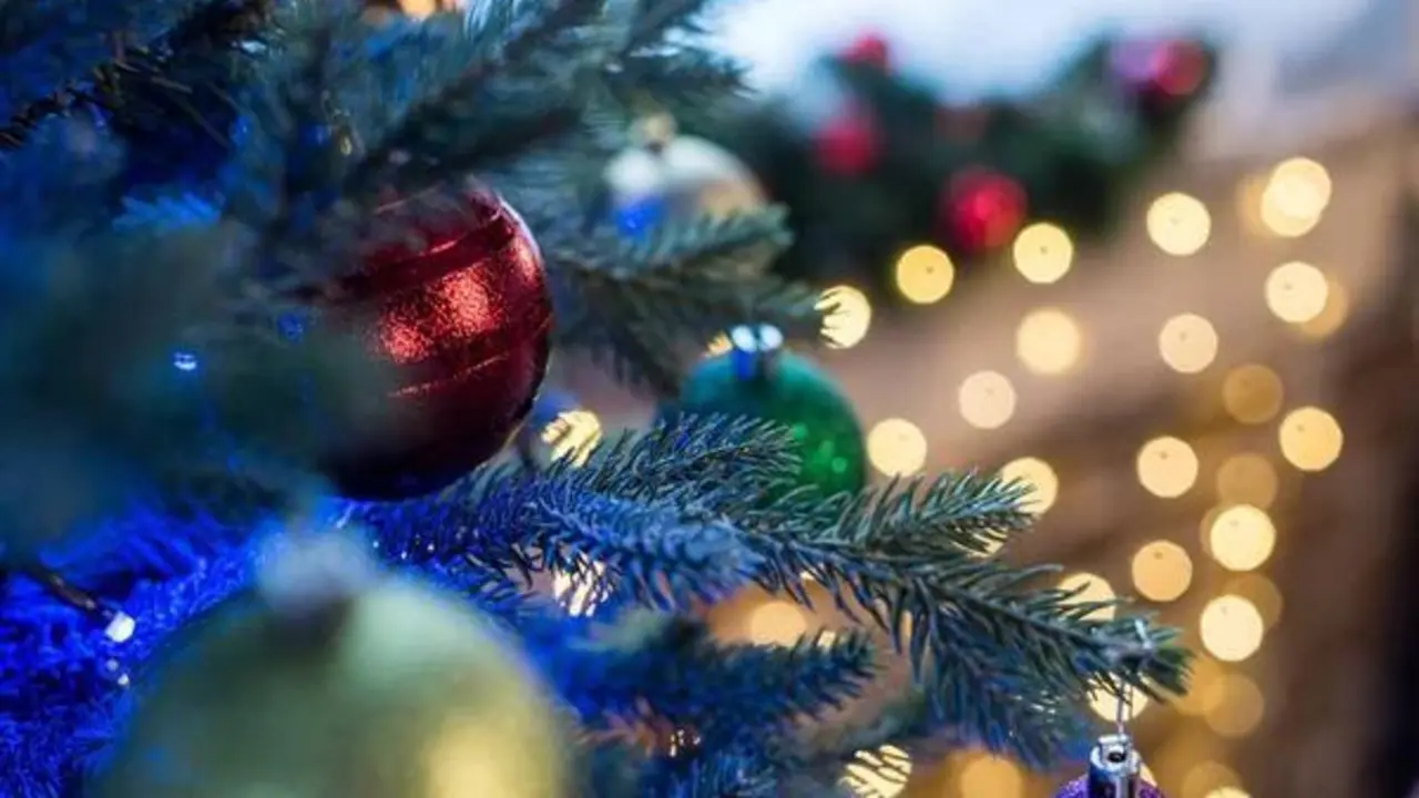Luces navide&ntilde;as en un &aacute;rbol de Navidad, imagen de archivo.