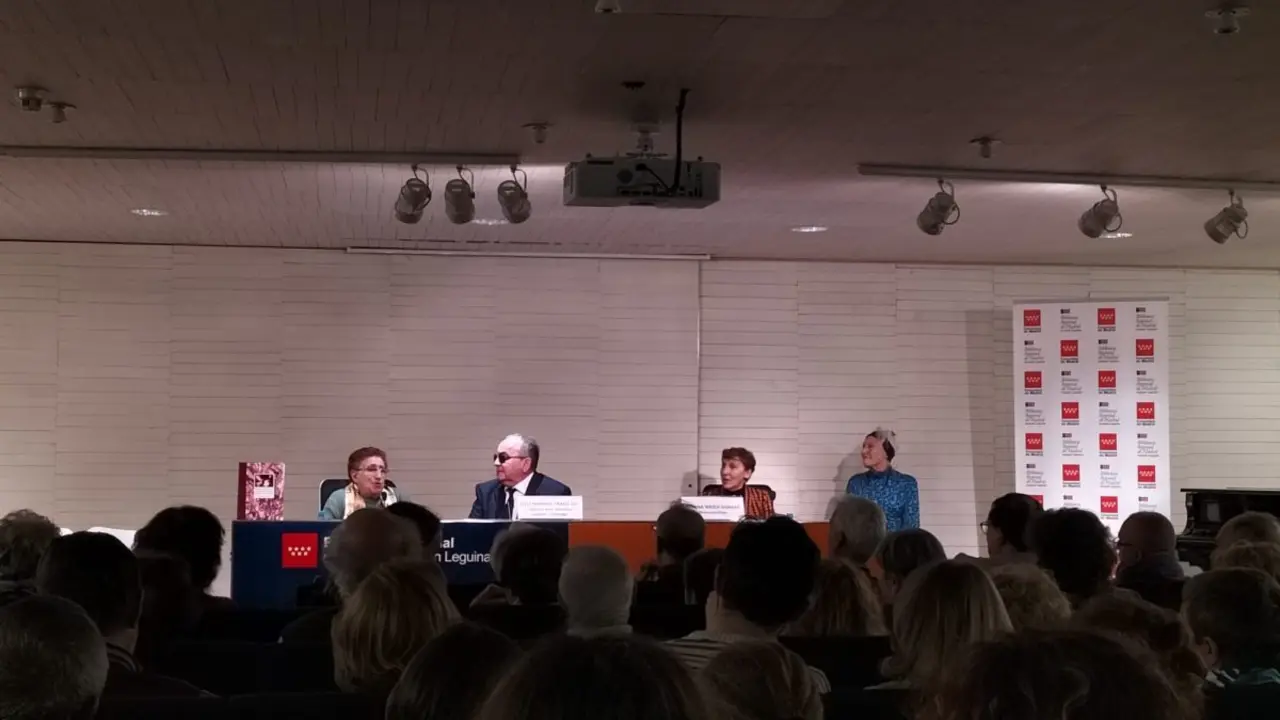Fraile Gil junto con sus compa&ntilde;eras en la presentaci&oacute;n de su &uacute;ltimo libro. 
