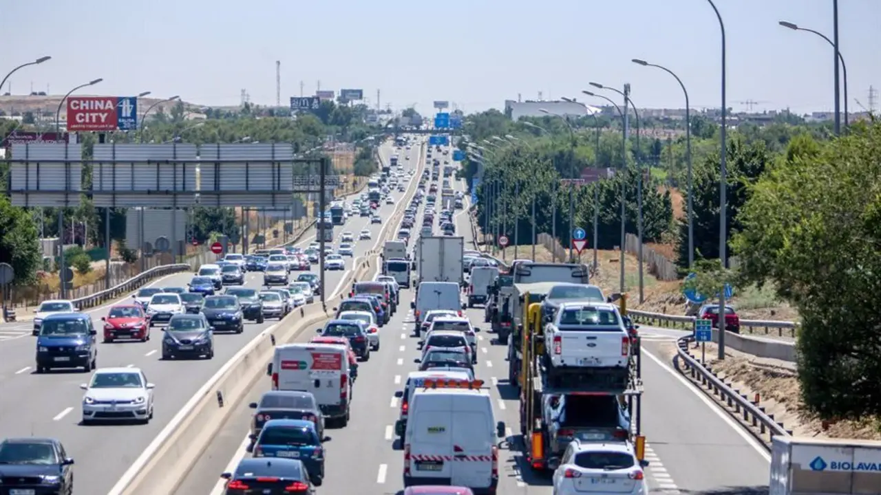 Carretera con tr&aacute;fico.
