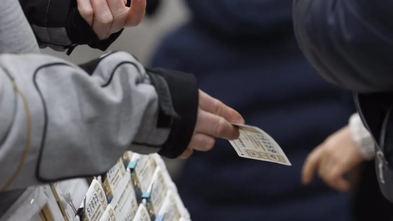 Mujer con d&eacute;cimos de loter&iacute;a