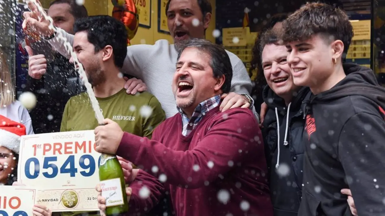 Personas celebrando "El Gordo" de Navidad