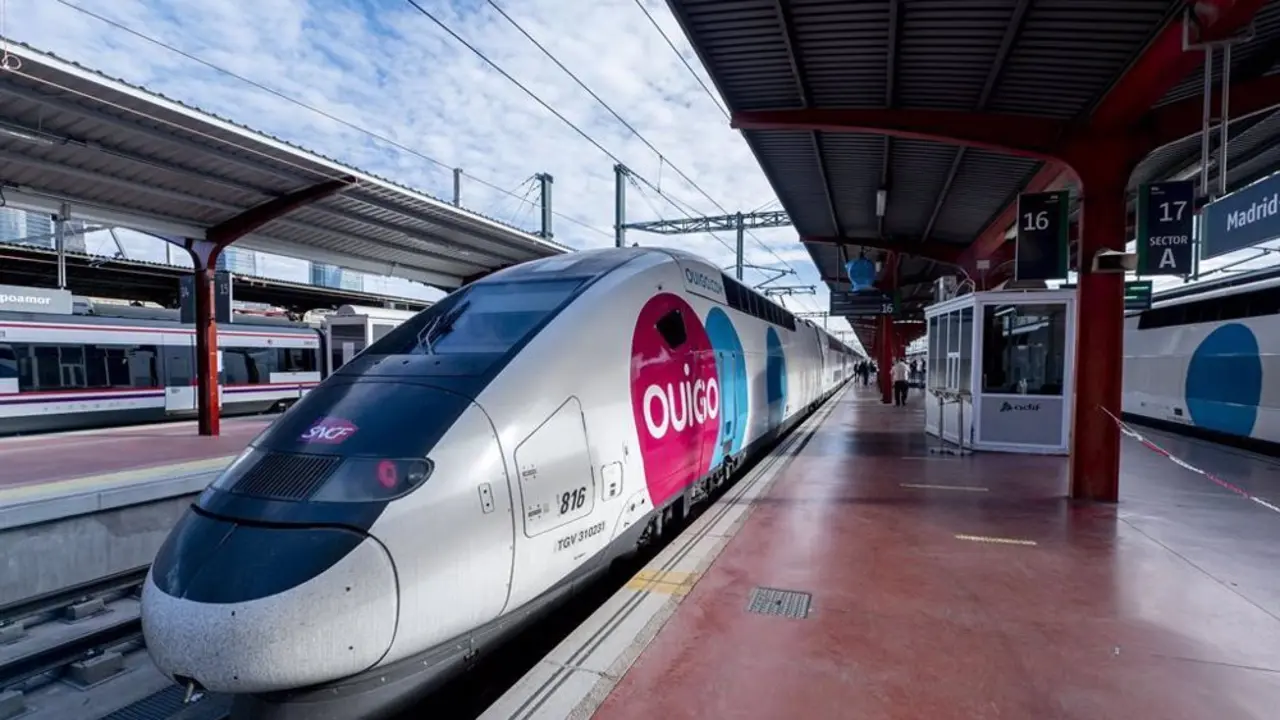Tren en la estaci&oacute;n de Chamart&iacute;n