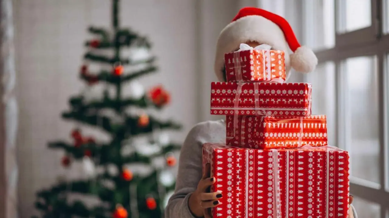 Ni&ntilde;o con regalos de Pap&aacute; Noel, imagen de archivo.