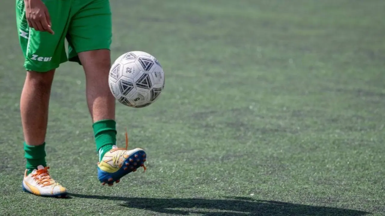 Persona jugando al f&uacute;tbol