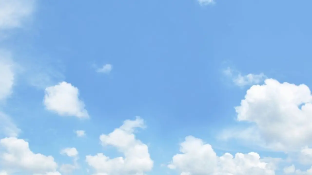 Cielo poco nuboso o despejado