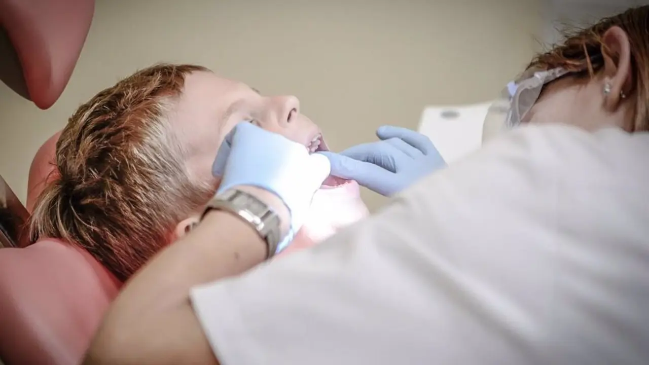 Ni&ntilde;o siendo intervenido por dentistas