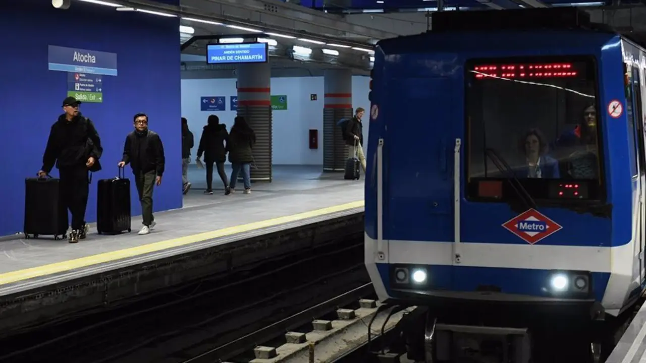Tren del metro de Madrid llegando al and&eacute;n de Atocha