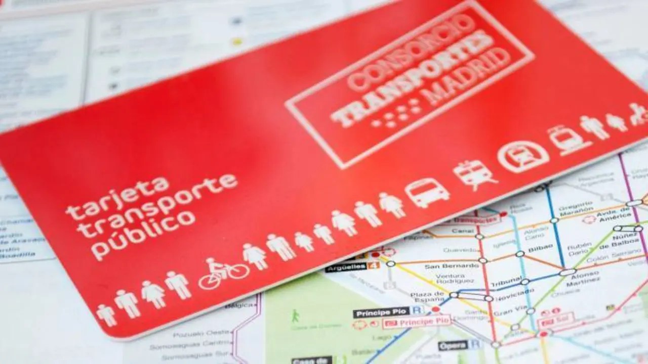 Abono transporte de la Comunidad de Madrid sobre un plano del transporte p&uacute;blico madrile&ntilde;o