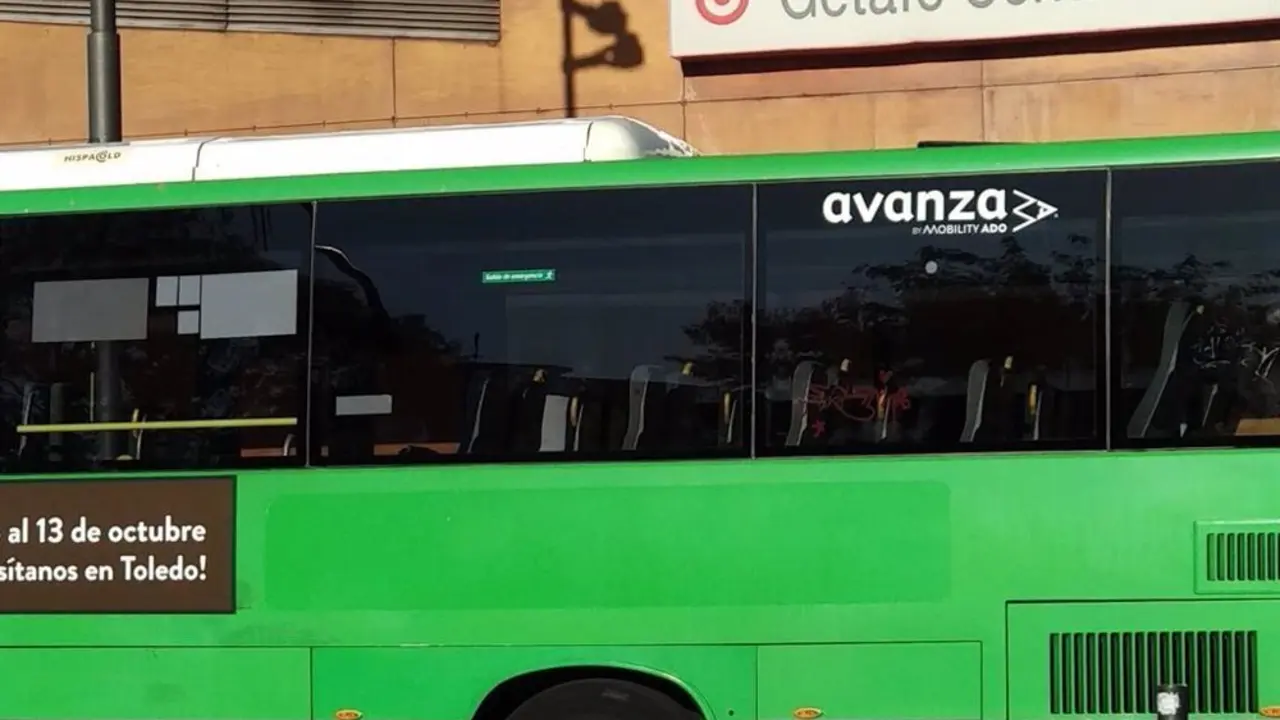Estaci&oacute;n de Getafe con autob&uacute;s Avanza aparcado en frente