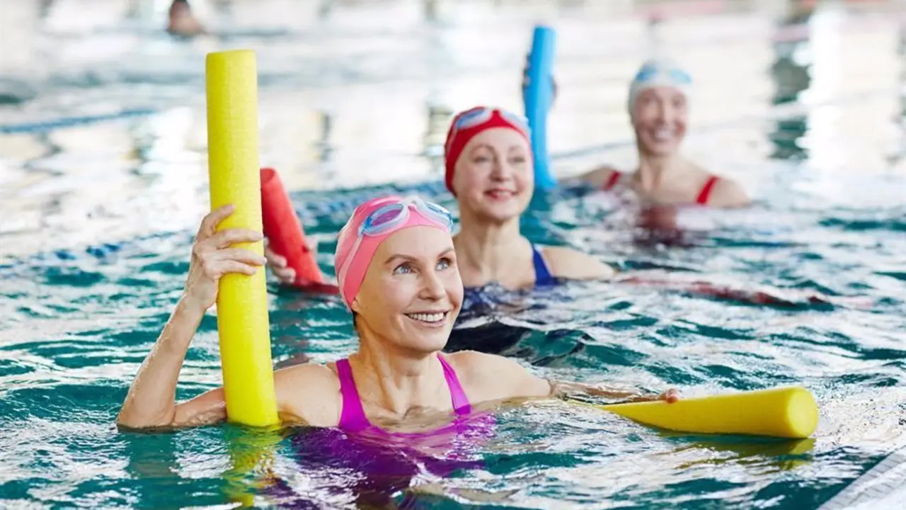Mayores en una piscina haciendo aquagym