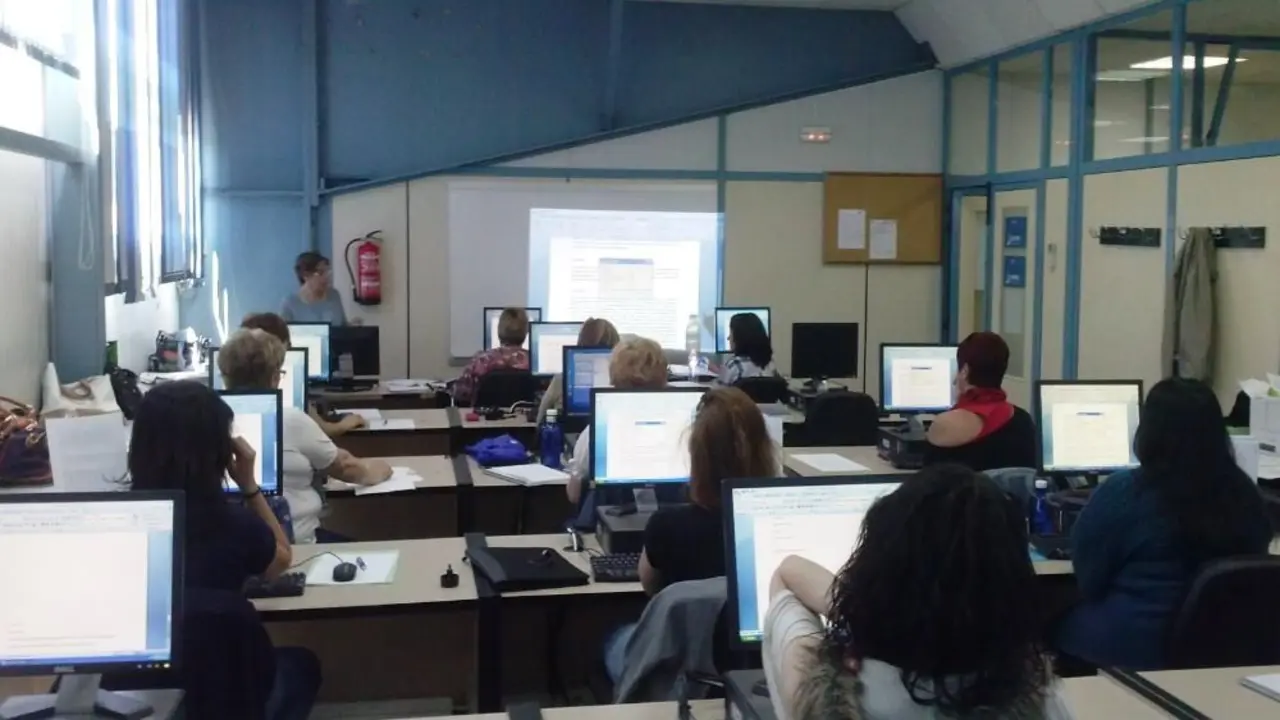 Varias mujeres dando un curso de digitalizaci&oacute;n en Fuenlabrada.