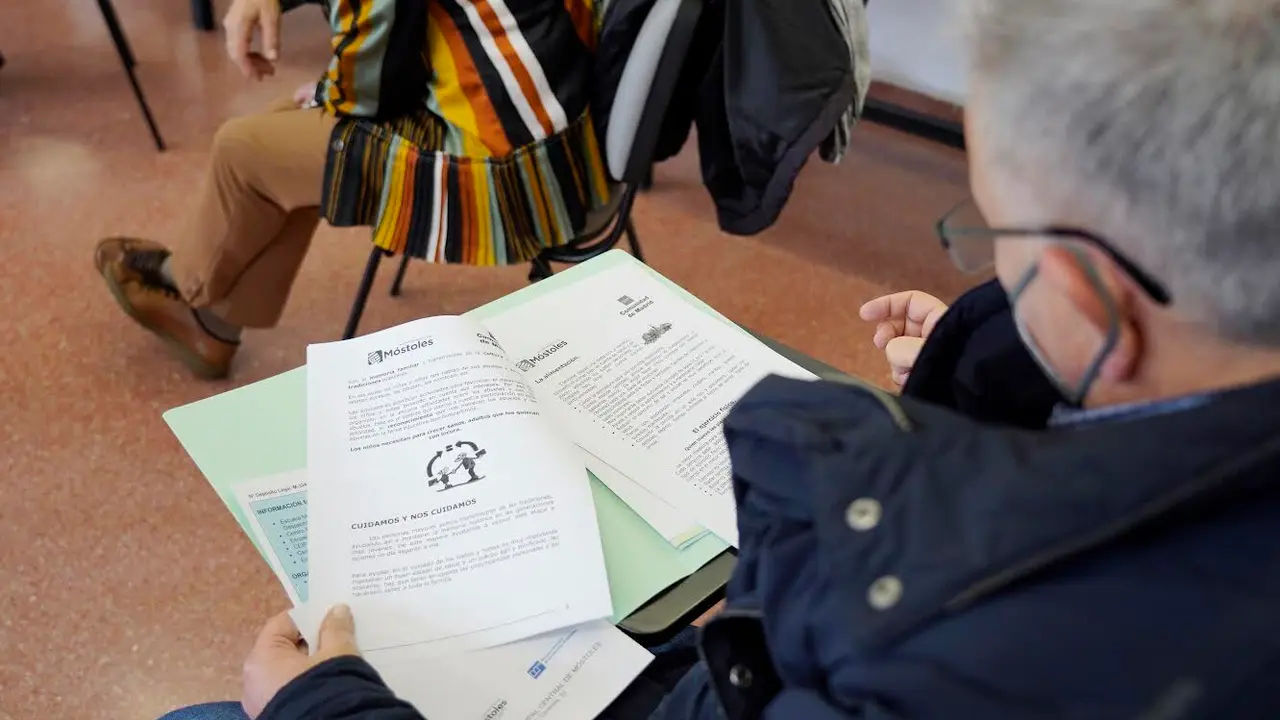 Se&ntilde;or en la Escuela de Abuelos de M&oacute;stoles