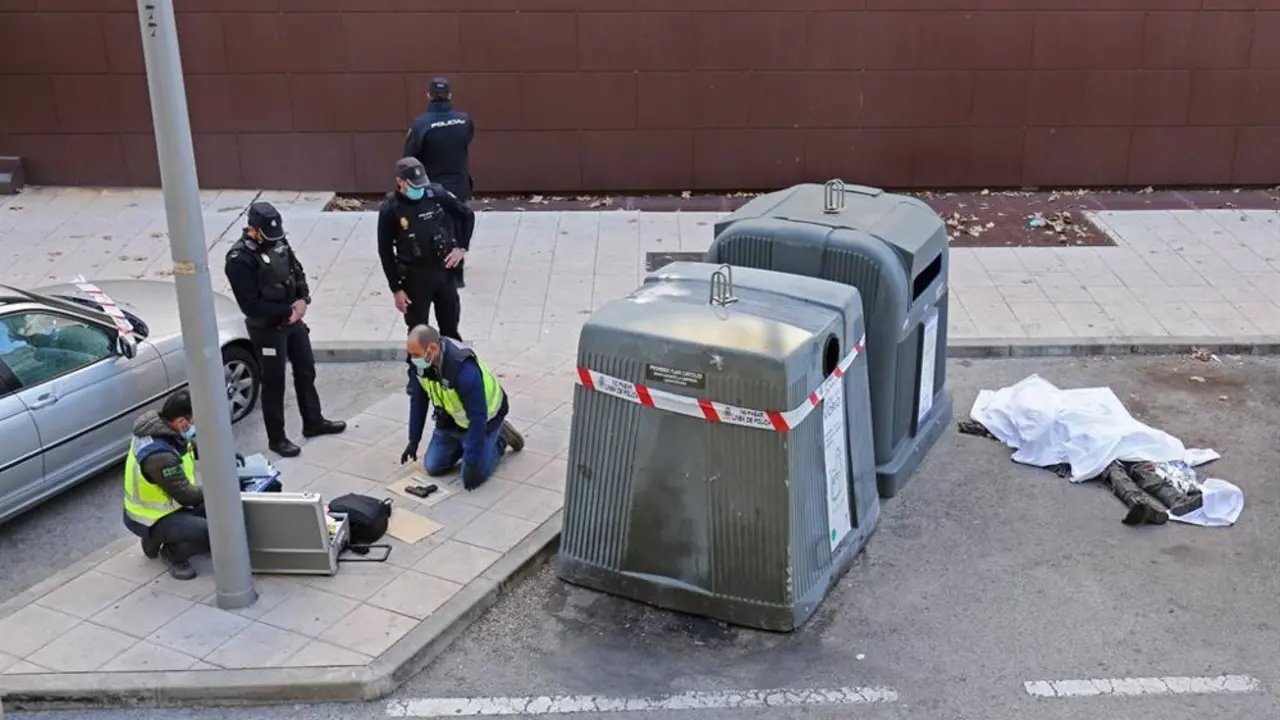 Polic&iacute;a al lado de contenedores