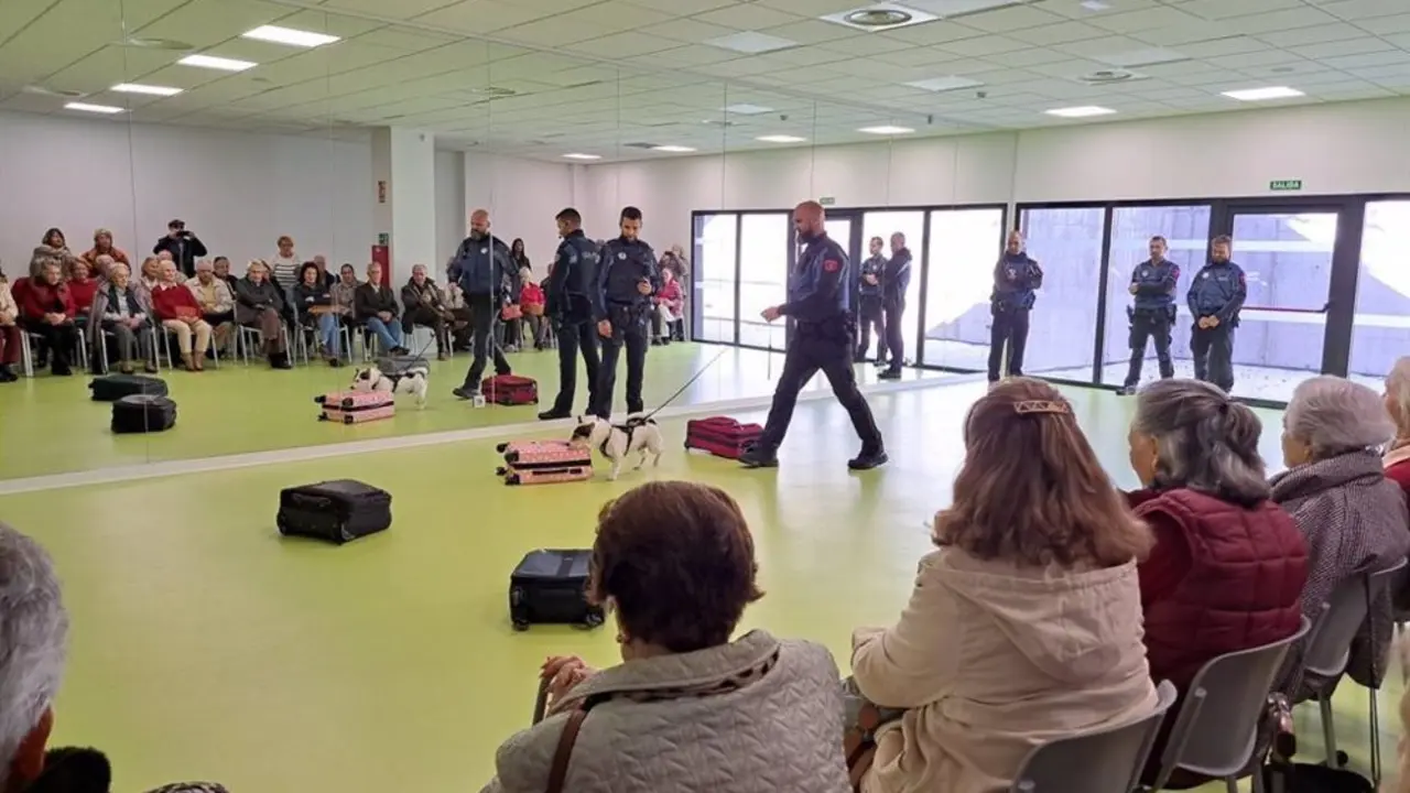 Polic&iacute;a con perros rastreando maletas