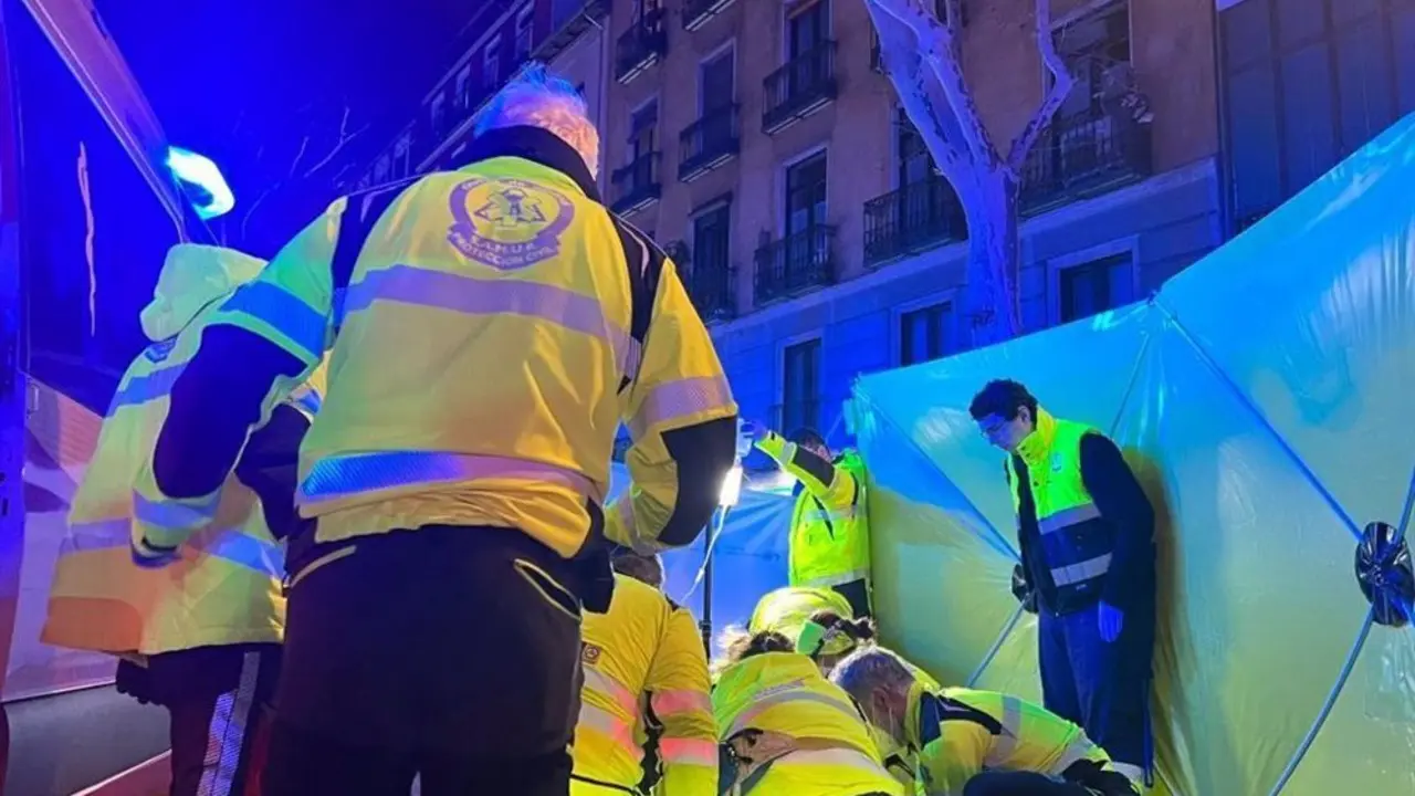 Sanitarios atendiendo al hombre atropellado en la Calle Toledo