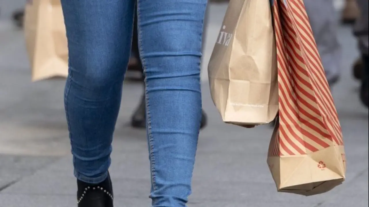 Mujer con bolsas de la compra
