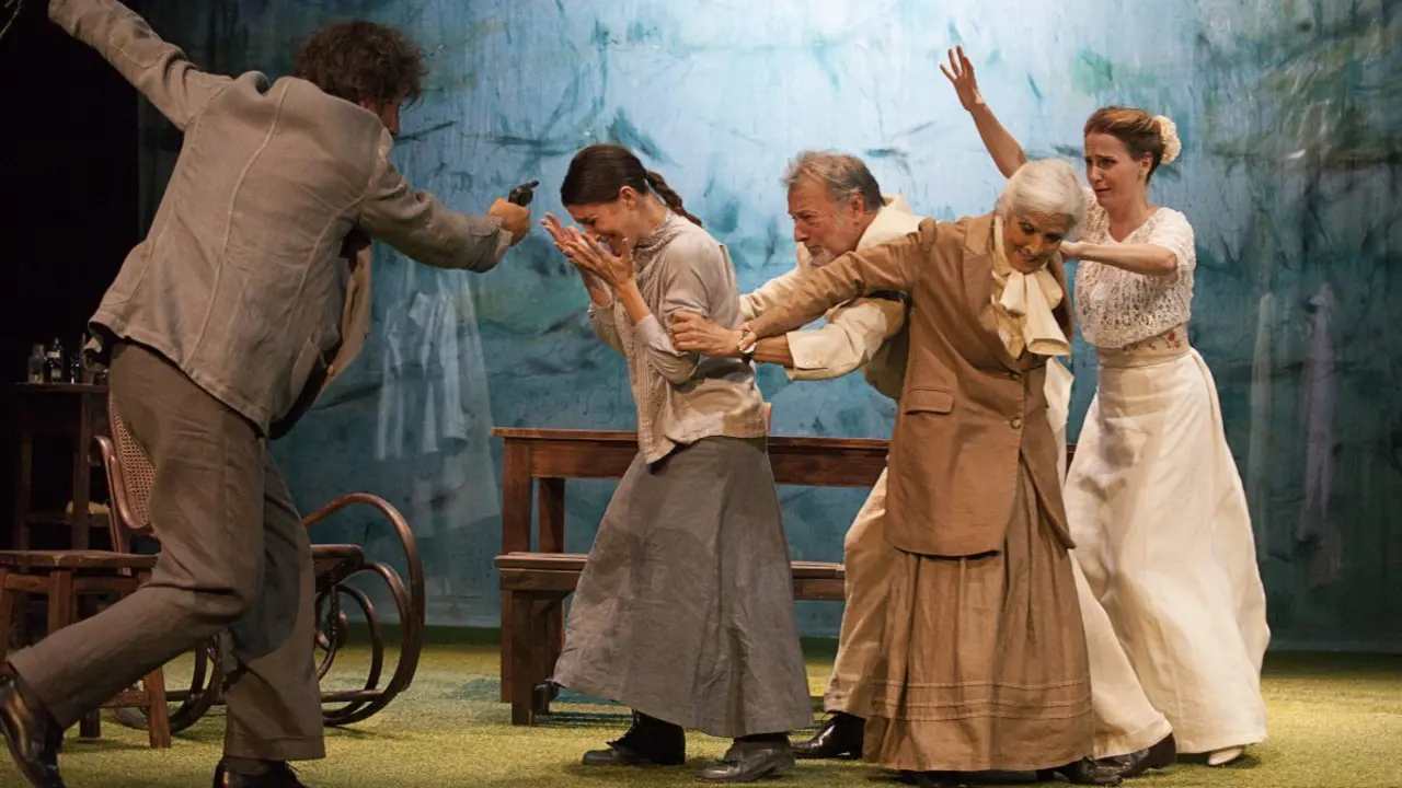 Una de las escena de la obra 'T&iacute;o Vania' en el Fern&aacute;n G&oacute;mez.