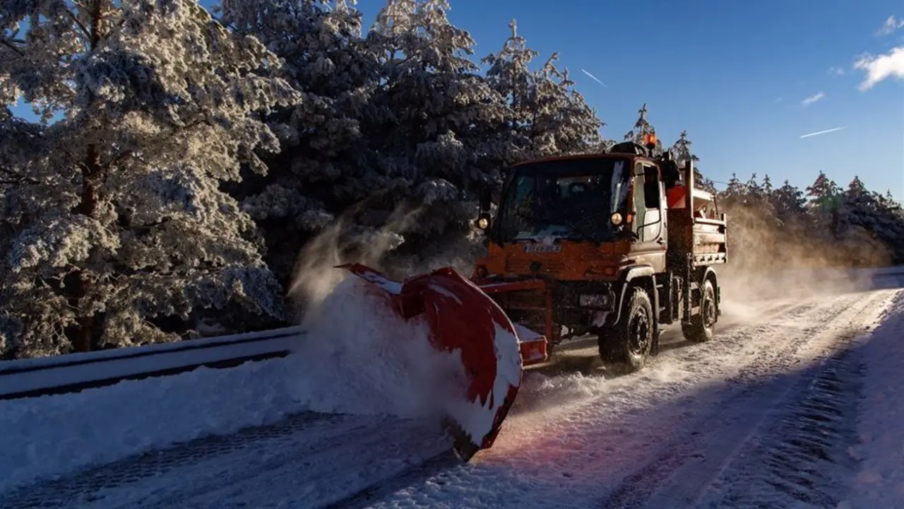 Quitanieves por la nieve