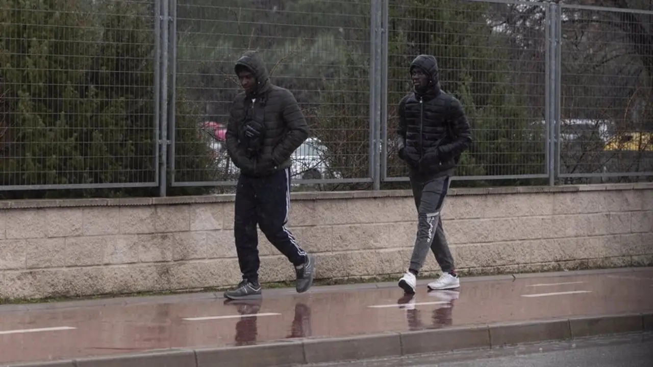 Personas encapuchadas paseando por la calle