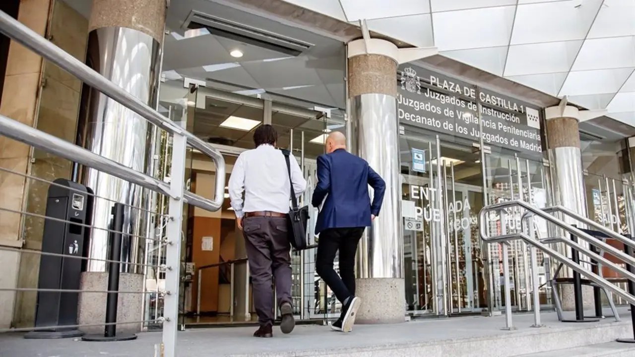 Dos personas entrando a los Juzgados de Plaza de Castilla