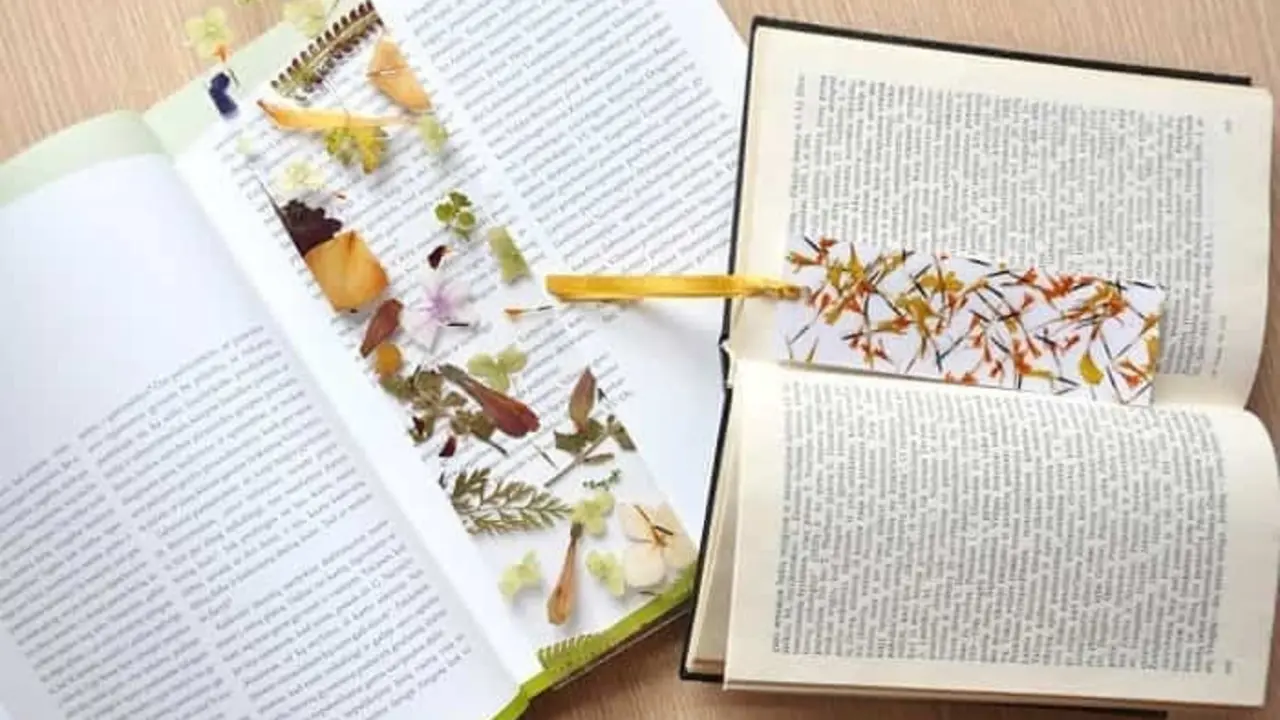 Libro con marcap&aacute;ginas floral.