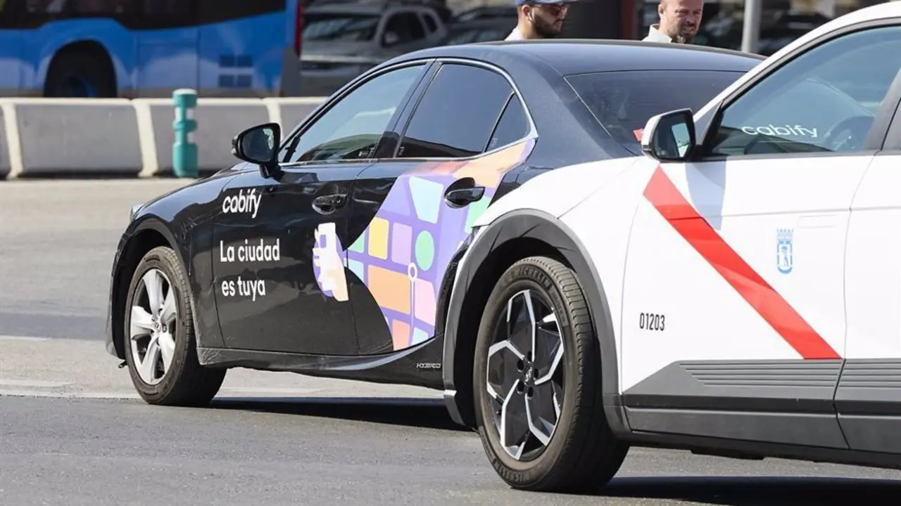 Veh&iacute;culo Cabify junto a Taxi