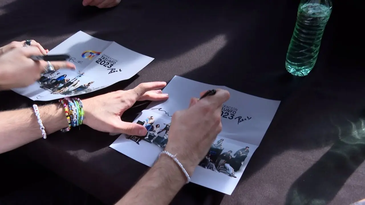 Martin, Ruslana y Bea, concursantes de OT, en la firma de discos de Madrid en Las Ventas