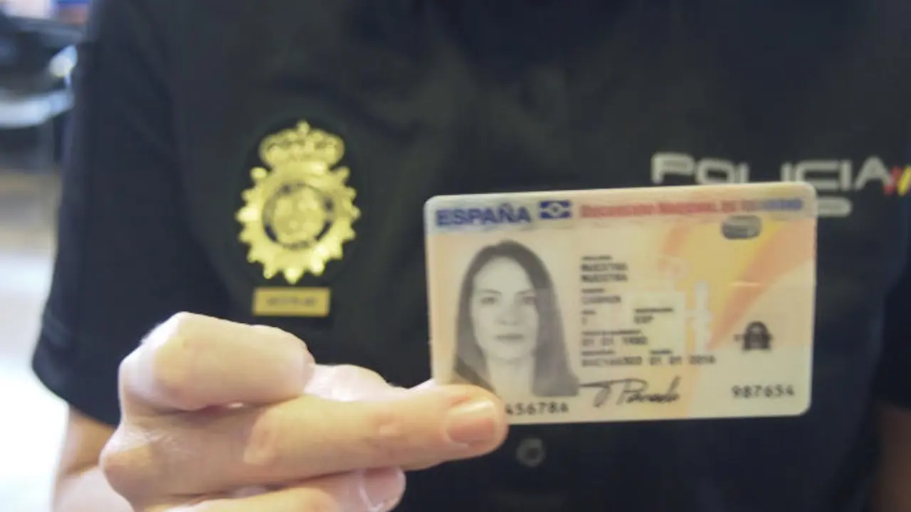 Polic&iacute;a sosteniendo un DNI