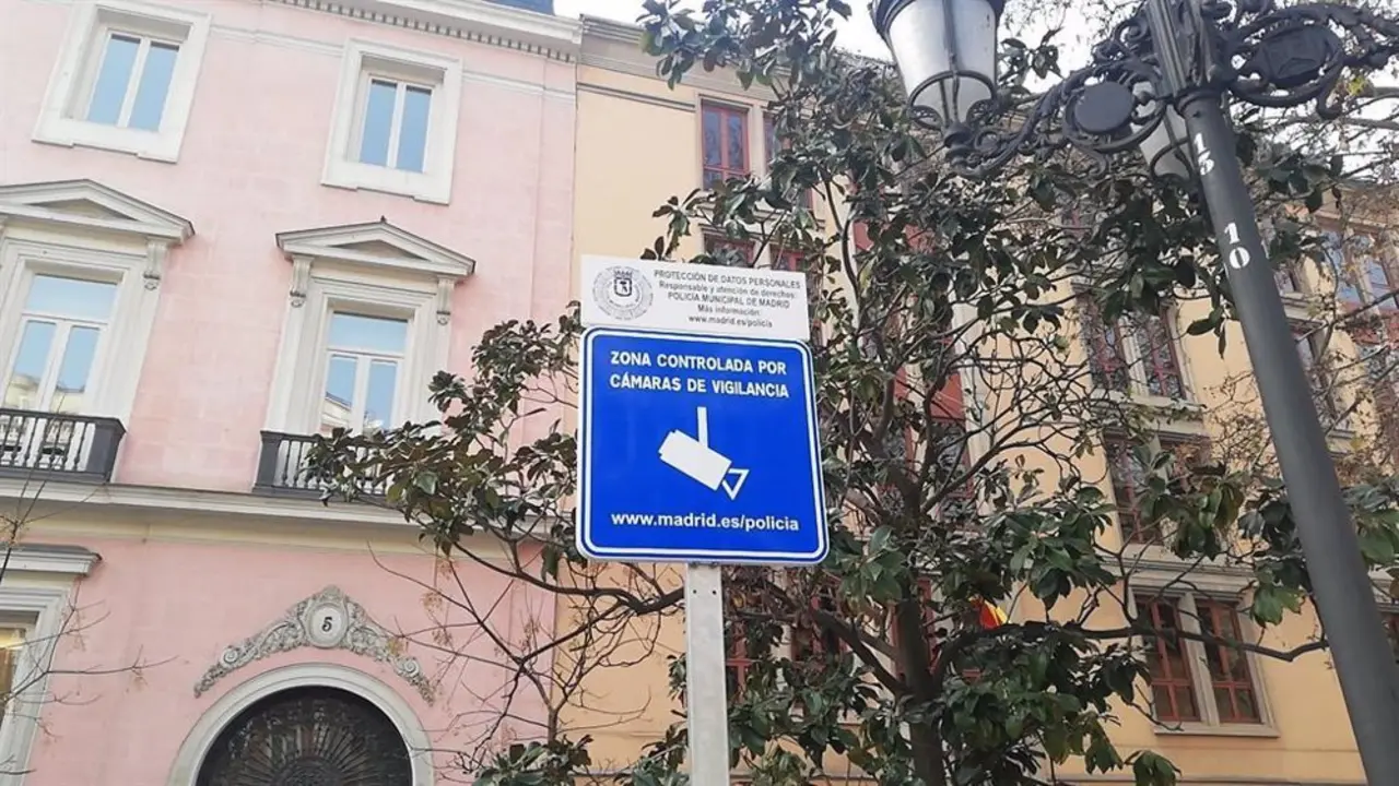 Cartel de zona controlada por una c&aacute;mara de videovigilancia