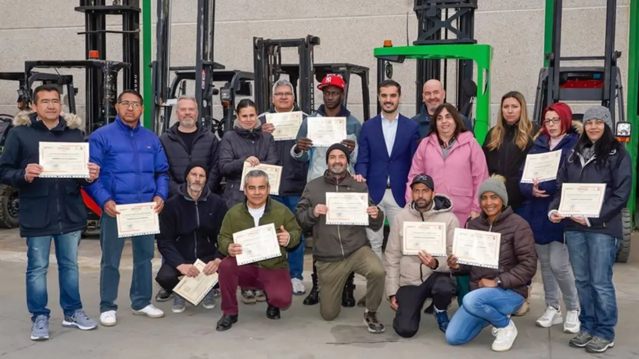 Diplomas a los que superaron en Torrej&oacute;n el curso de Operador de carretillas elevadoras