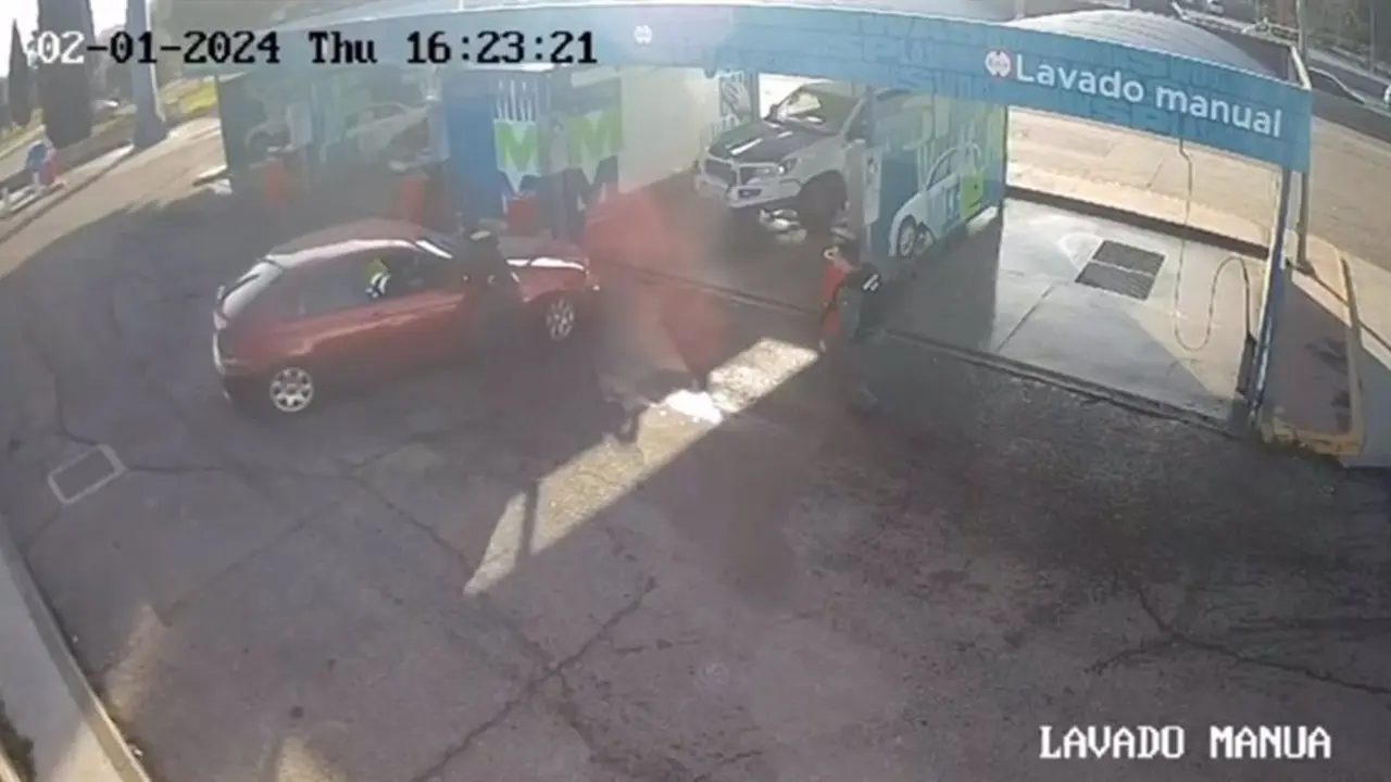 Im&aacute;genes de una c&aacute;mara de seguridad en un lavado de coches