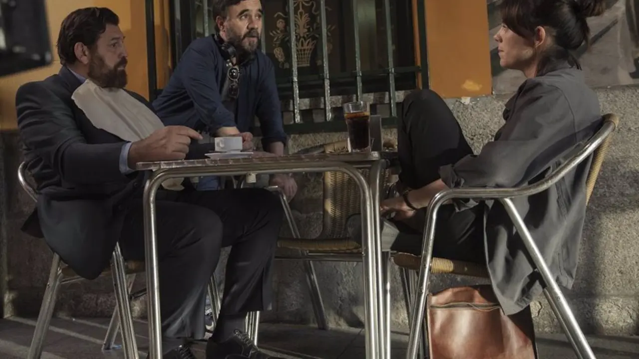 Un grupo de chicos en una terraza tomando algo.