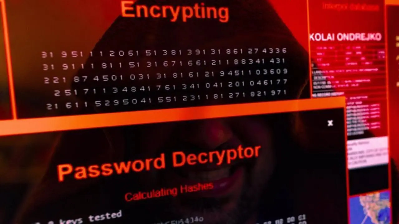 Pantalla del ordenador con mensajes encriptados