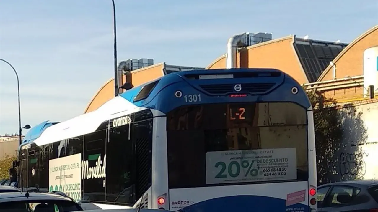 Autob&uacute;s Avanza circulando