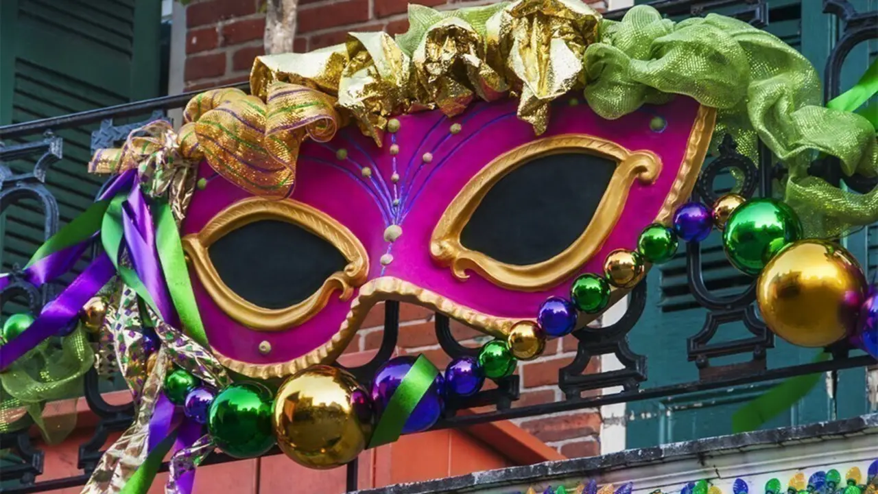 Terraza decorada con una m&aacute;scara de carnaval.