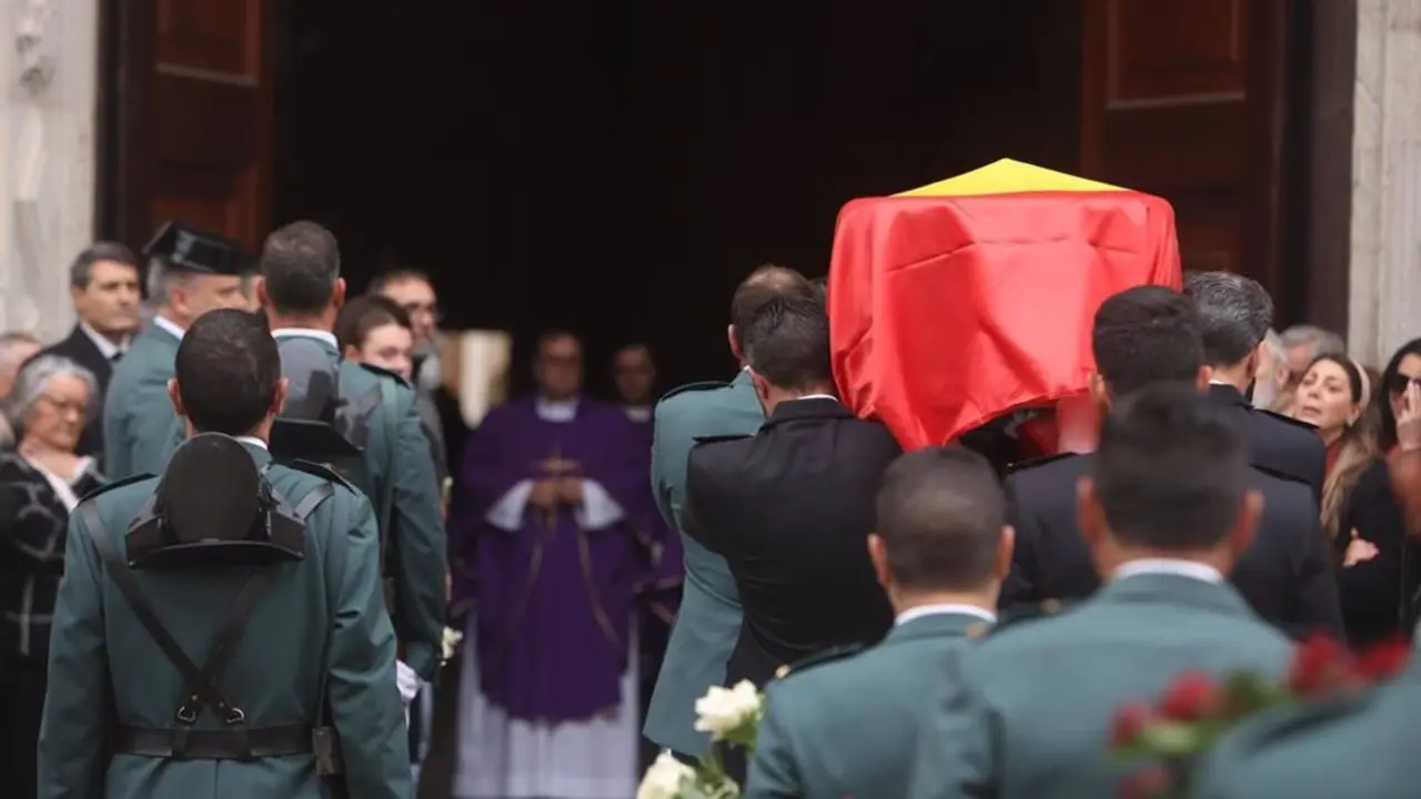 Minuto de silencio en Arganda del Rey por los dos guardias civiles fallecidos en Barbate
