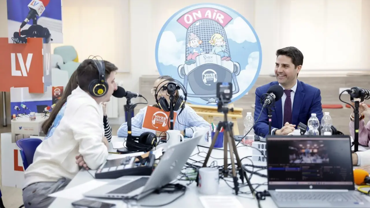 Profesor con alumnos en un estudio de radio
