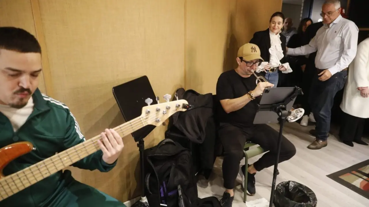 M&uacute;sicos tocando instrumentos.