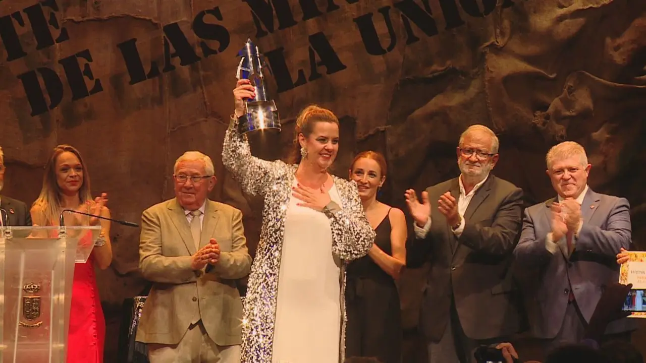 Esther Merino recibiendo un premio