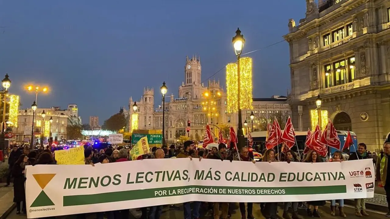 Pancarta de Menos Lectivas ne una manifestaci&oacute;n