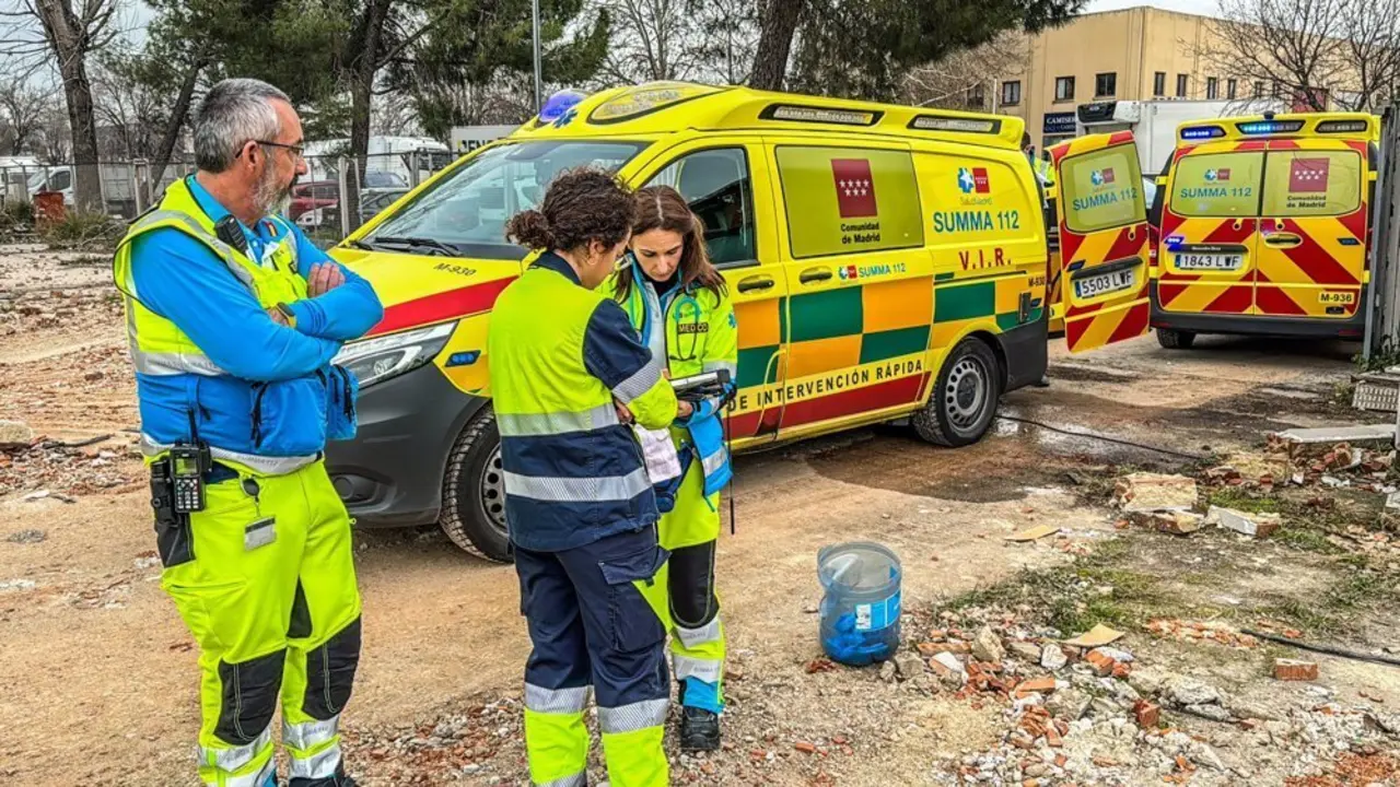 Personas situadas en frente de veh&iacute;culos Summa 112