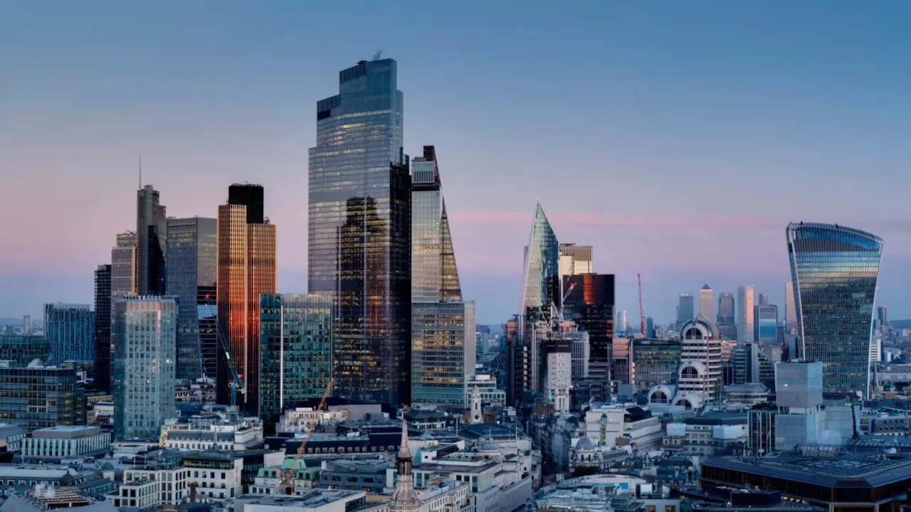Fotograf&iacute;a a&eacute;rea de Londres con un atardecer de fondo