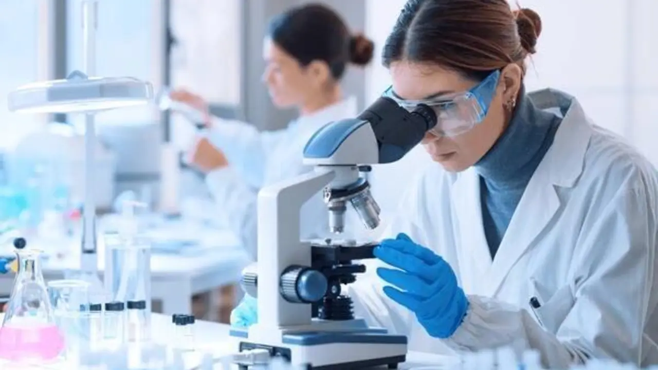 Dos mujeres en un laboratorio
