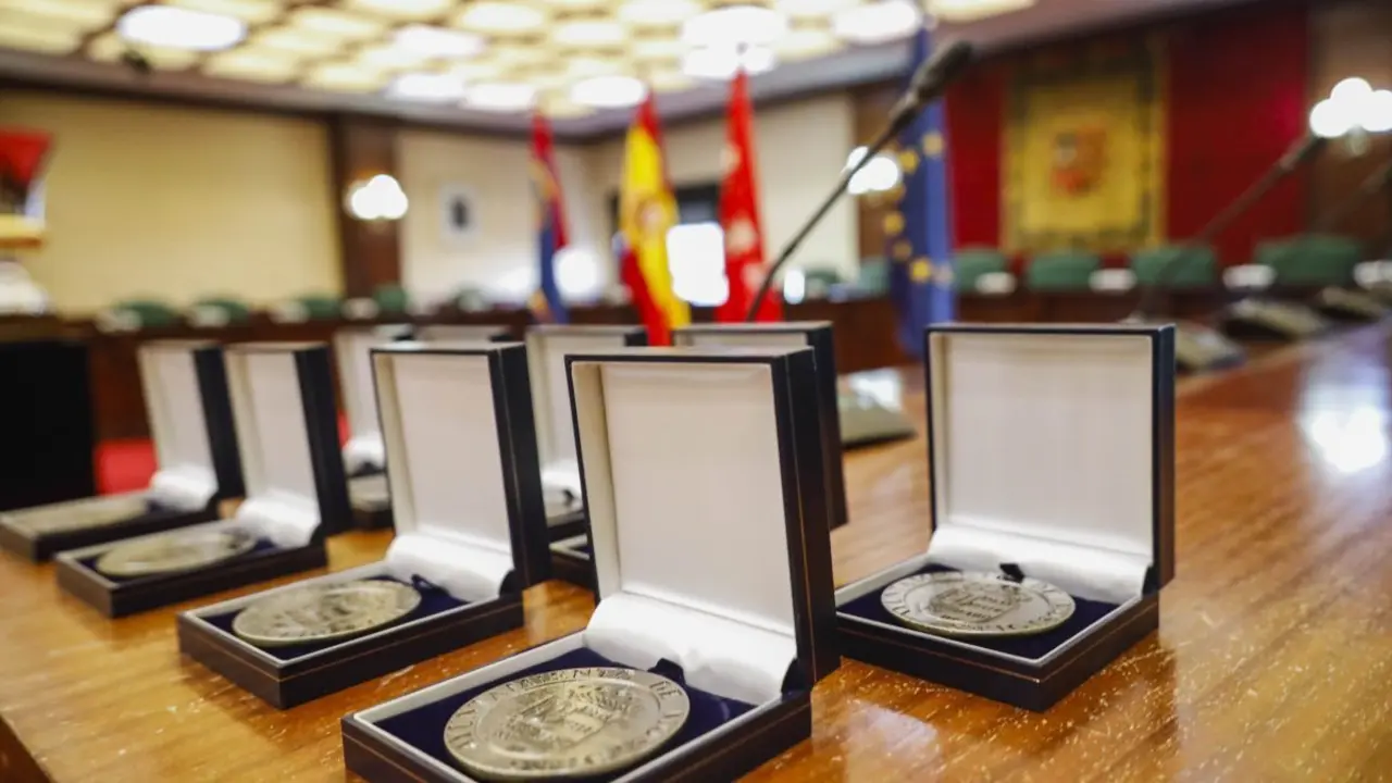 Medallas sobre una mesa
