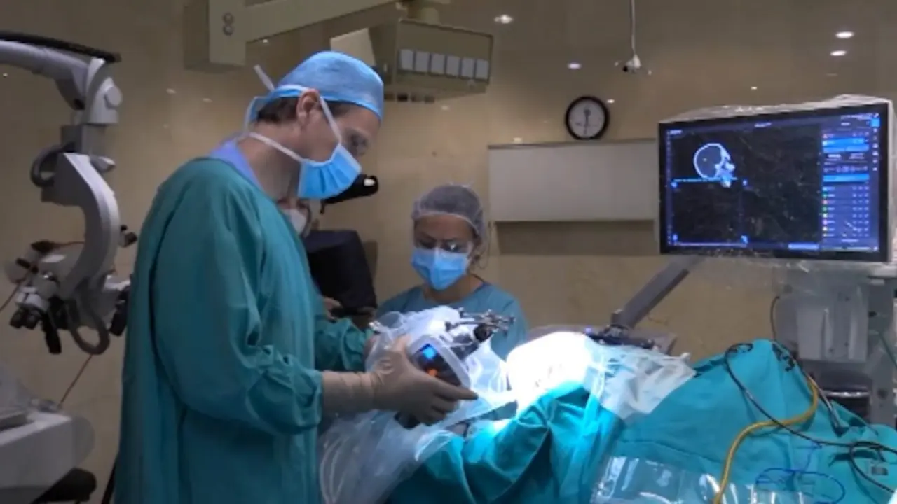 Un m&eacute;dico en quir&oacute;fano en el Hospital Ni&ntilde;o Jes&uacute;s en Madrid. 